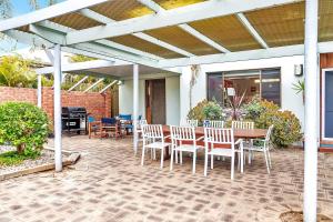 Sea J's Brighton - Local Charm and Beachside Flair的戶外休息區或室外區