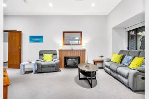 Sea J's Brighton - Local Charm and Beachside Flair休息區