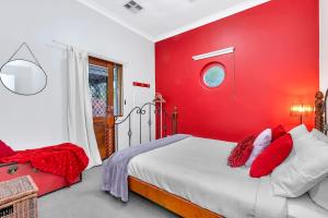 Sea J's Brighton - Local Charm and Beachside Flair房間的床