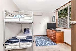 Sea J's Brighton - Local Charm and Beachside Flair房間的床