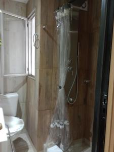 um chuveiro com uma cortina de chuveiro de plástico na casa de banho em A estrenar, en San Isidro. em Beccar