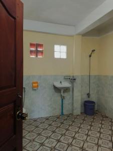 a bathroom with a sink and a shower at Melop Koki Homestay 7 in Krong Kracheh