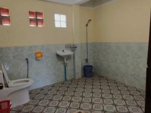 a bathroom with a toilet and a sink at Melop Koki Homestay 7 in Krong Kracheh