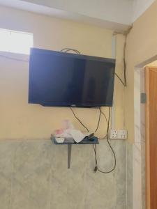 a flat screen tv hanging on a wall at Melop Koki Homestay 7 in Krong Kracheh