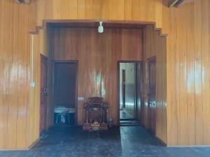 Melop Koki Homestay 7 في Krong Kracheh: غرفة فارغة مع جدران بألواح خشبية وممر