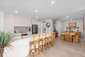 Η κουζίνα ή μικρή κουζίνα στο Ohana Apartments 8 managed by Batemans Bay Accom