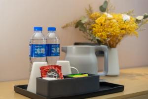 a tray with two bottles of water on a table at Guangzhou Baiyun Airport Yunzhi Hotel near Terminal One in Guangzhou