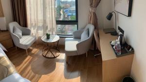 uma sala de estar com duas cadeiras e uma mesa em 海龙宫度假酒店 em Sihanoukville