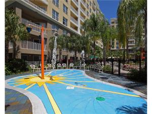 uma piscina com uma fonte em frente a um edifício em Be Our Guest em Orlando