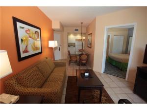 - un salon avec un canapé et une table dans l'établissement Be Our Guest, à Orlando