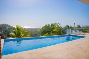 una piscina en una villa con vistas en Casa campo Lujo con piscina cerca de cartagena, en Altamira