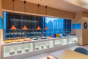 a bakery with a buffet of food on display at Holiday Inn Express Changsha Yuhua, an IHG Hotel in Changsha