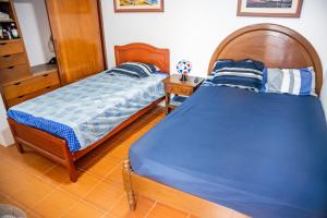 プエルト・チカマにあるBlue Beach House Chicama - Departamentosのベッドルーム1室(ベッド2台、ドレッサー付)