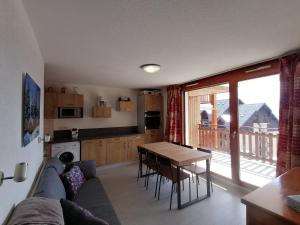 a living room with a table and a kitchen at Appartement Saint-François-Longchamp, 3 pièces, 6 personnes - FR-1-635-133 in Saint-François-Longchamp