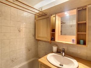 een badkamer met een wastafel, een spiegel en een bad bij Appartement Combloux, 3 pièces, 5 personnes - FR-1-560-120 in Combloux