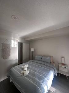 - une chambre avec un grand lit et des serviettes dans l'établissement Beautiful and Central 3 Bedroom Condo with Parking, à Toronto