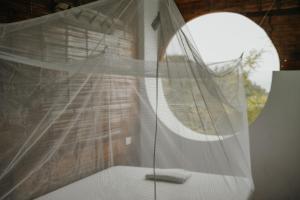 a room with a window with a veil at Puerto Alto in Santa Marta