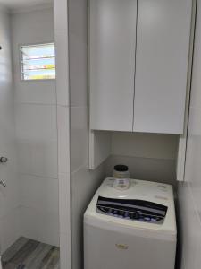 a white kitchen with a stove and a white cabinet at Alquiler temporario. El Paraná in Paraná