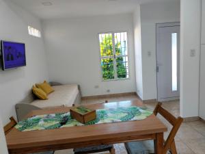 uma sala de estar com uma mesa e um sofá em Alquiler temporario. El Paraná em Paraná