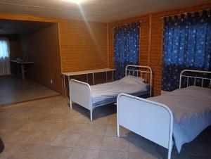 2 posti letto in una camera con tavolo e sedie di Bungalow - C - by Salbu a Pinedene