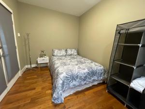 Tempat tidur dalam kamar di Guest room with private bath in Langford