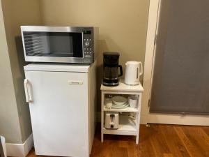 Dapur atau dapur kecil di Guest room with private bath in Langford