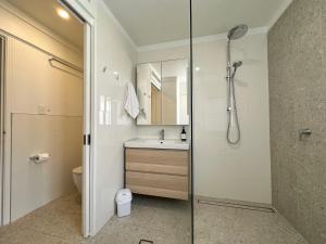 une salle de bain avec douche et lavabo dans l'établissement THE DUNES + 100M TO BEACH + POOL + EXCEPTIONAL LOCATION, à Point Lookout 4 autres photos