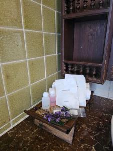 - une table avec quelques articles dans la salle de bains dans l'établissement Malulee Homestay/Cafe/Massage, à Lampang