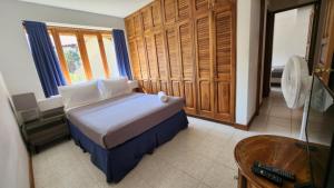 1 dormitorio con 1 cama y escritorio en una habitación en La Casa de Cariari Al Golf, en Heredia