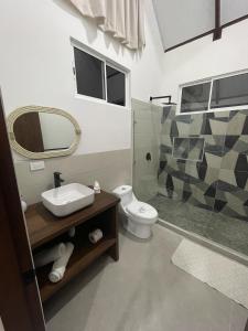 フォルトゥナにあるRossélodgevillasのバスルーム(洗面台、トイレ、シャワー付)