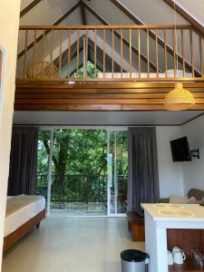 ein Schlafzimmer mit einem Loft mit einem Bett und einer Treppe in der Unterkunft Rossélodgevillas in Fortuna