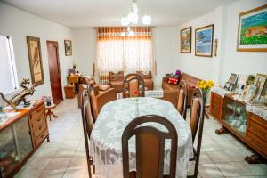 comedor con mesa y sala de estar en Blue Beach House Chicama - Habitaciones, en Puerto Chicama