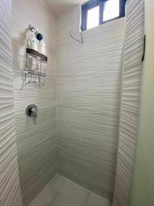baño con ducha y puerta de cristal en Cómodo Loft Tequis. Facturamos en San Luis Potosí