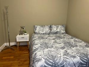 Tempat tidur dalam kamar di Guest room with private bath in Langford