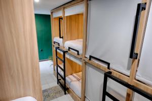 Postel nebo postele na pokoji v ubytování HUBS Hostel Yogyakarta
