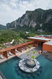 un complejo con piscina y montaña de fondo en Hotel Adam Krabi en Ao Nang Beach