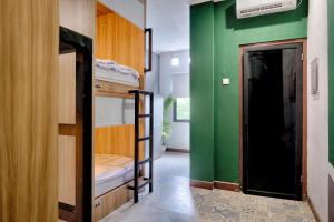 Postel nebo postele na pokoji v ubytování HUBS Hostel Yogyakarta