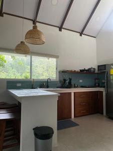 eine Küche mit einer Spüle und einer Theke darin in der Unterkunft Rossélodgevillas in Fortuna