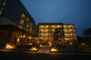 IlleInn Hotel في سيوجويبو: مبنى في الليل مع اضواء أمامه
