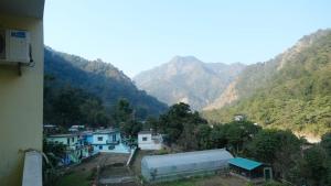 widok na wioskę z górami w tle w obiekcie Hotel Vardan - Ayur Stay w mieście Bijni