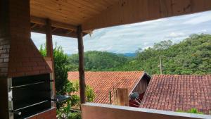 a view of the mountains from the roof of a house at Residência Da Família Binitz in Visconde De Maua