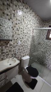 un baño con inodoro y lavabo en Residência Da Família Binitz, en Visconde De Maua