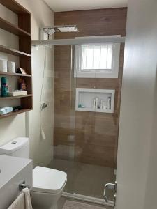 Ένα μπάνιο στο Linda casa na praia com piscina 4 quartos