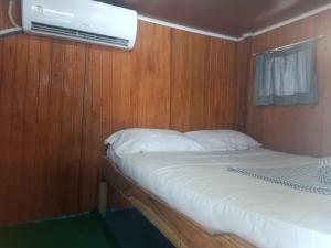 małą sypialnię z łóżkiem w łodzi w obiekcie Open Trip Komodo 3D2N w Labuan Bajo
