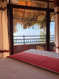 Schlafzimmer mit einem Bett und Meerblick in der Unterkunft Diduli Hotel in Ella