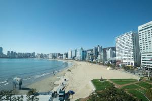- une vue sur la plage, les bâtiments et l'océan dans l'établissement The Wave Pension, à Busan