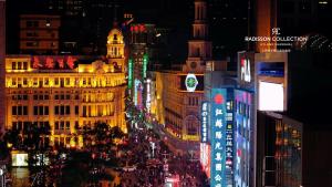 上海上海丽笙精选海仑酒店的享有繁忙的城市街道的景色 更多37张照片