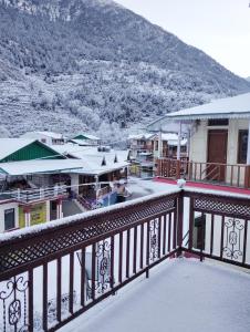 uma vista de uma cidade na neve em Golden heritage dharali (harsil) em Harsil