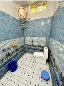 uma casa de banho azul com um WC e um lavatório em Golden heritage dharali (harsil) em Harsil