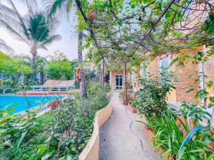 a pathway leading to a house with a swimming pool at Mui Ne Sunlight Villa in Mui Ne